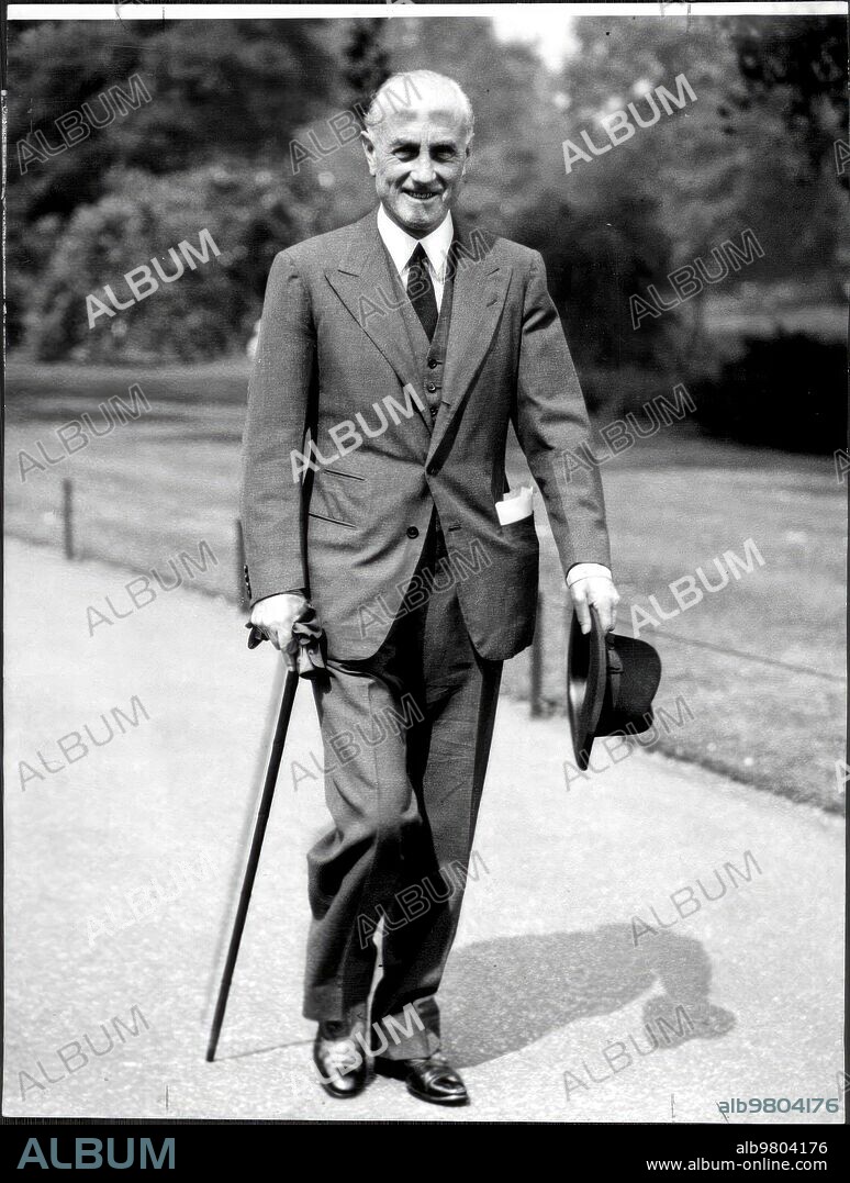 Londres, 11/7/1935.- Sir Samuel Hoare, ministro de Asuntos Exteriores, con el sombrero en la Mano, Caminando por el parque londinense de St. James, camino del Foreign Office.