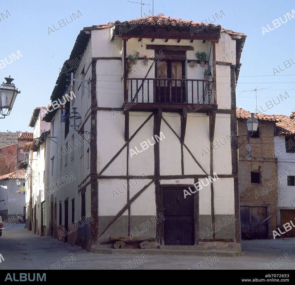 CASA DEL SIGLO XV CONSTRUIDA EN ADOBE Y CON ENTRAMADO DE MADERA SITUADA EN LA PLAZA DE DOÑA SANCHA.