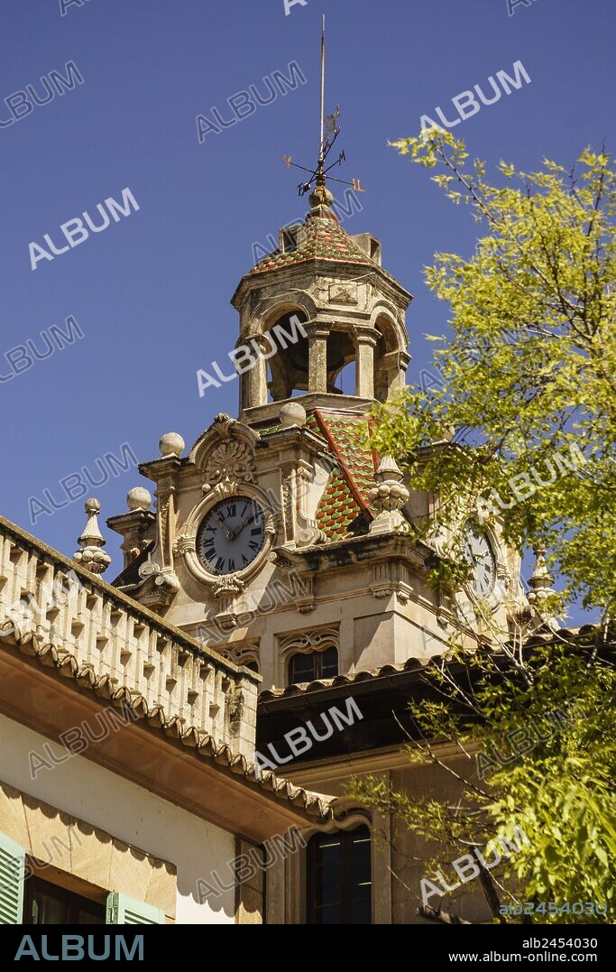torre de reloj de la Sala, ayuntamiento, con una veleta en forma de dragon, Alcudia,Mallorca, islas baleares, Spain.