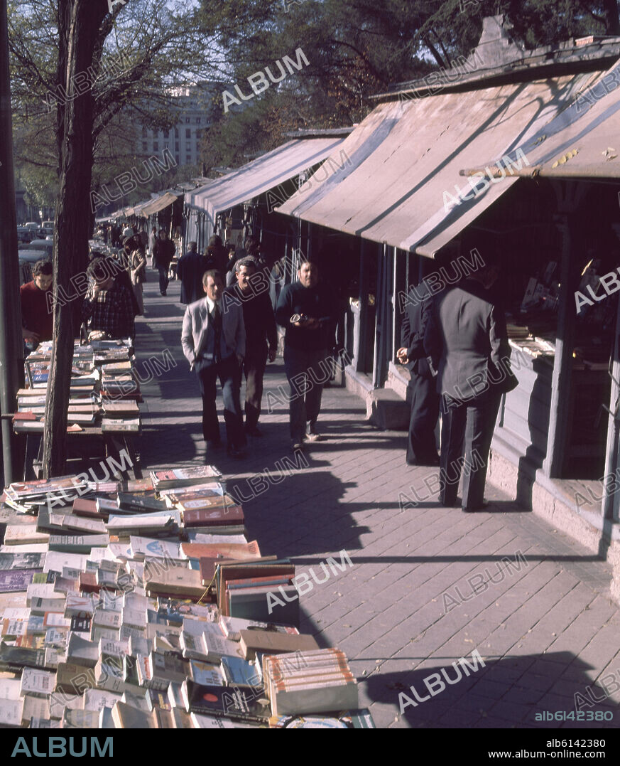 CUESTA MOYANO - PUESTOS DE LIBROS - FOTO AÑOS 70.