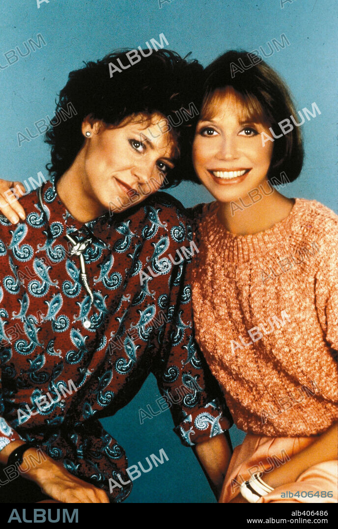 CHRISTINE LAHTI and MARY TYLER MOORE in JUST BETWEEN FRIENDS, 1986, directed by ALLAN BURNS. Copyright ORION PICTURES.