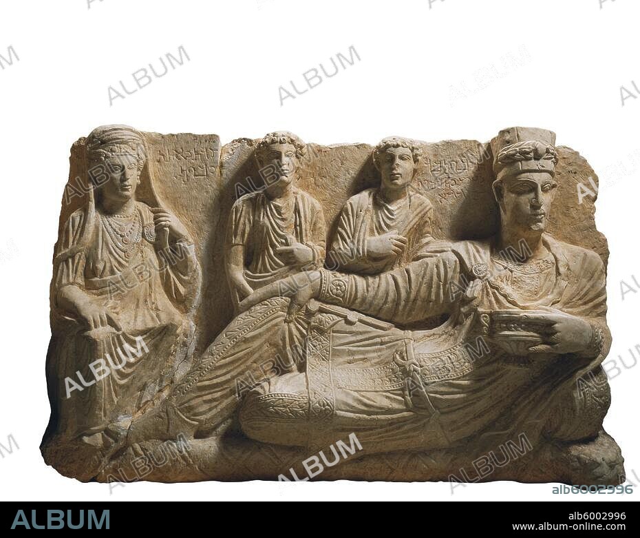 Palmyrenisch, undatiert.-Grabrelief eines Priesters beim Totenmahl.-Oberer Teil. Kalkstein, Höhe 126 cm, Breite 155 cm, Tiefe 28 cm. Herkunft: Palmyra. Inv.Nr. B. 7405, 2406.