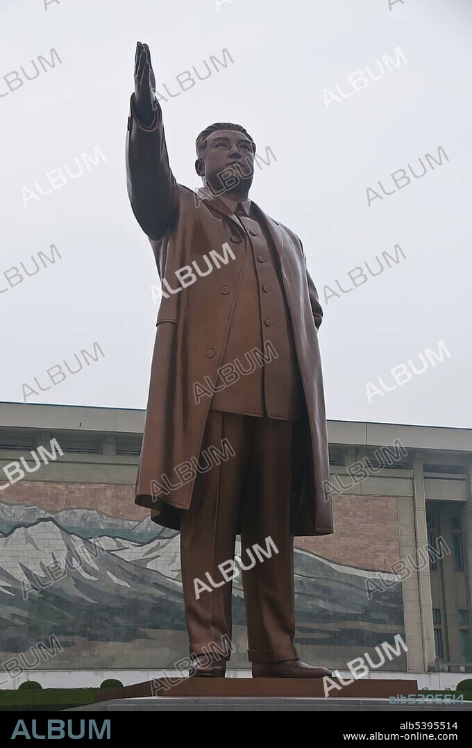 Kim Il Sung Monument on Mansu Hill, Pyongyang, North Korea, Asia.