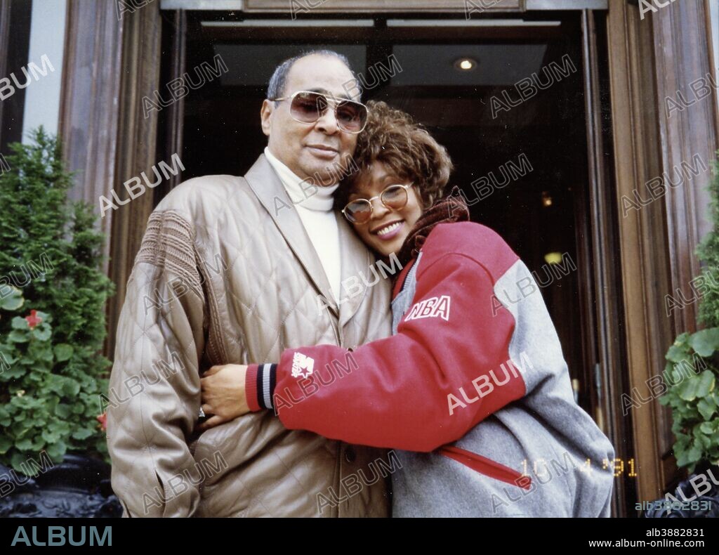 WHITNEY HOUSTON in WHITNEY, 2018, directed by KEVIN MACDONALD and KEVIN MCDONALD. Copyright LIGHTBOX. con su padre John Houston.