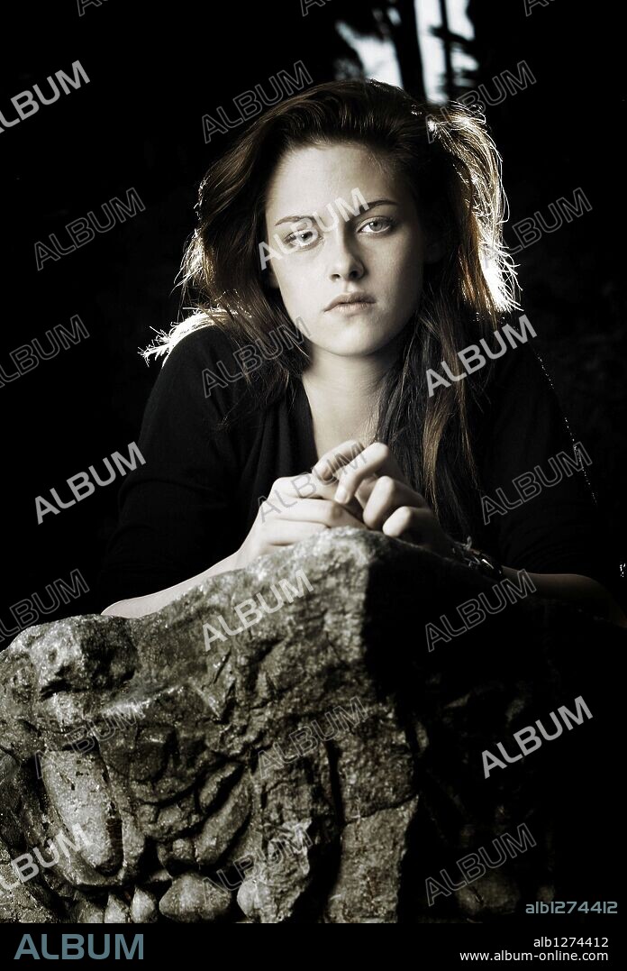 KRISTEN STEWART in TWILIGHT 2008 directed by CATHERINE HARDWICKE