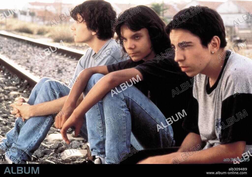 CRISPULO CABEZAS, ELOI YEBRA y TIMY en BARRIO, 1998, dirigida por FERNANDO LEON DE ARANOA. Copyright WARNER SOGEFILMS / MARTIN, VICENTE.