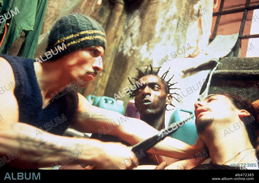 MILHEM CORTAZ and WAGNER MOURA in CARANDIRÚ, 2003, directed by HECTOR BABENCO. Copyright SONY PICTURES CLASSICS / BERGAMO, MARLENE.