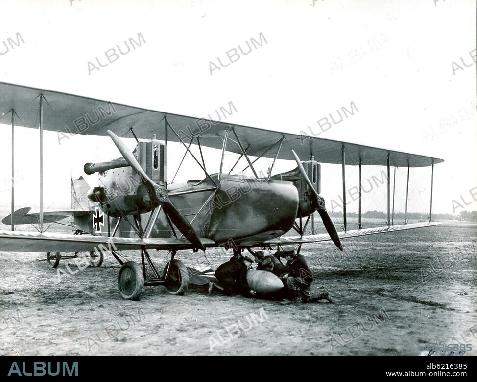 Geschichte / Erster Weltkrieg / Luftkrieg.-Eine 100 kg-Bombe wird am Rumpf eines Kampfflugzeuges befestigt (deutsche Luftstreitkräfte, Kommandierender General Luftstreitkräfte Nr.187).-Foto, undat.