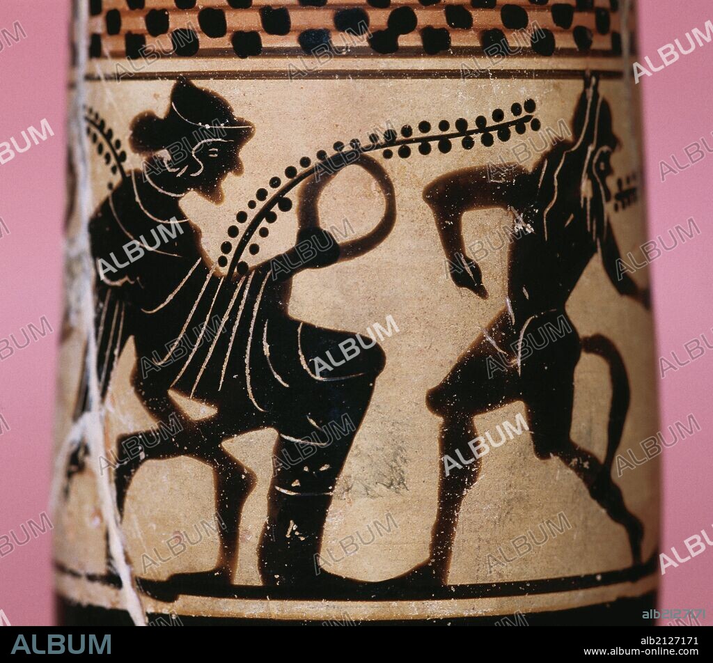 ARTE GRIEGO. ESPAÑA. ALABASTRON. Objeto vinculado al mundo femenino, usado para perfumes. (Detalle). El dios del vino DIONISIO, acompañado de un SATIRO barbudo con cuerpo de macho cabrio. Figuras negras. Siglo VI a. C. Procedente de Empuries (Emporion). Museo Arqueológico de Girona. Cataluña.