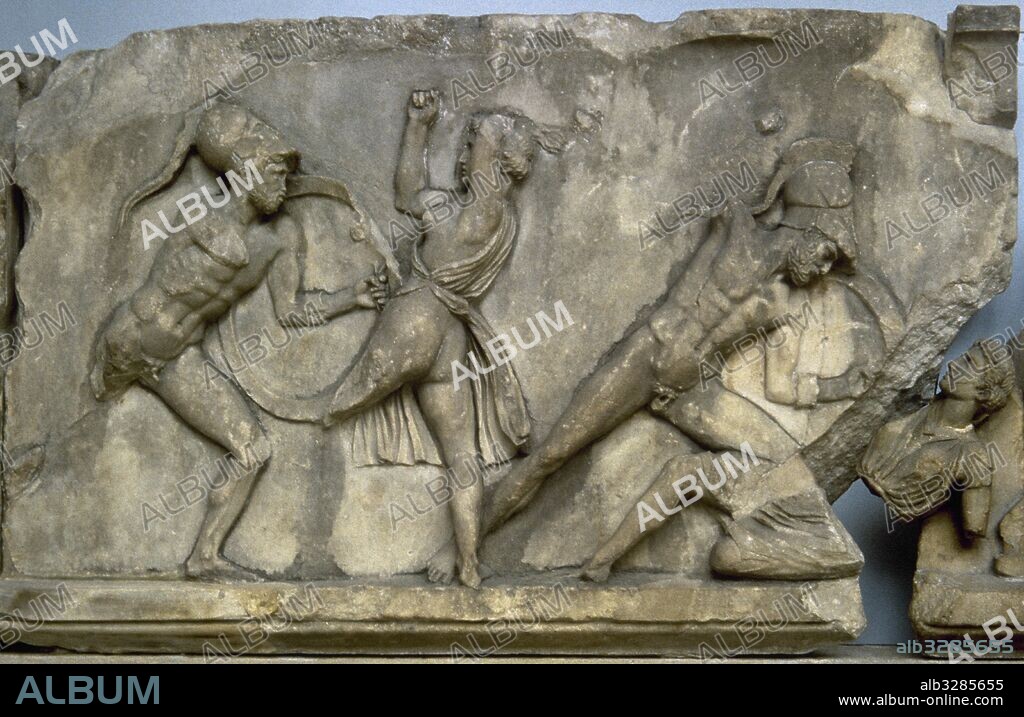 Mausoleo de Halicarnaso (SO. de Turquía). Mandado construir por Artemisa II en honor a su esposo Mausolo (siglo IV a. C.). Fragmento del friso de la fachada oriental con la representación de una amazonomaquia (lucha entre amazonas y griegos). Obra atribuida a Scopas. British Museum. Londres. Inglaterra.