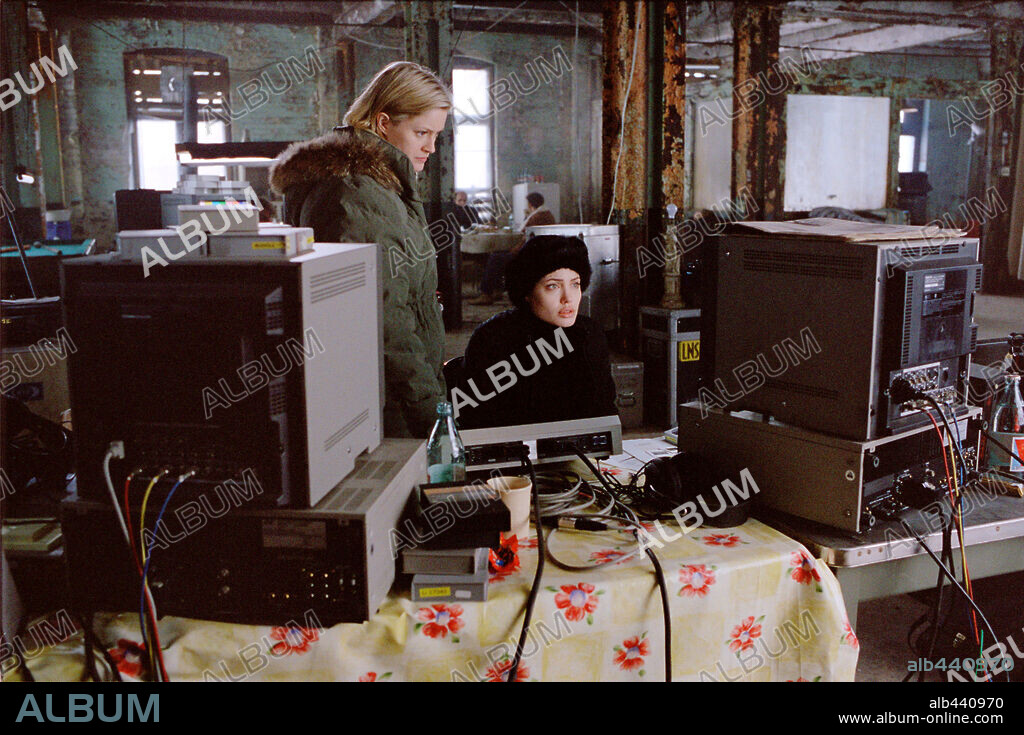 ANGELINA JOLIE y TERI POLO en AMAR PELIGROSAMENTE, 2003 (BEYOND BORDERS), dirigida por MARTIN CAMPBELL. Copyright MANDALAY PICTURES/ CAMELOT PICTURES / DUHAMEL, FRANÇOIS.