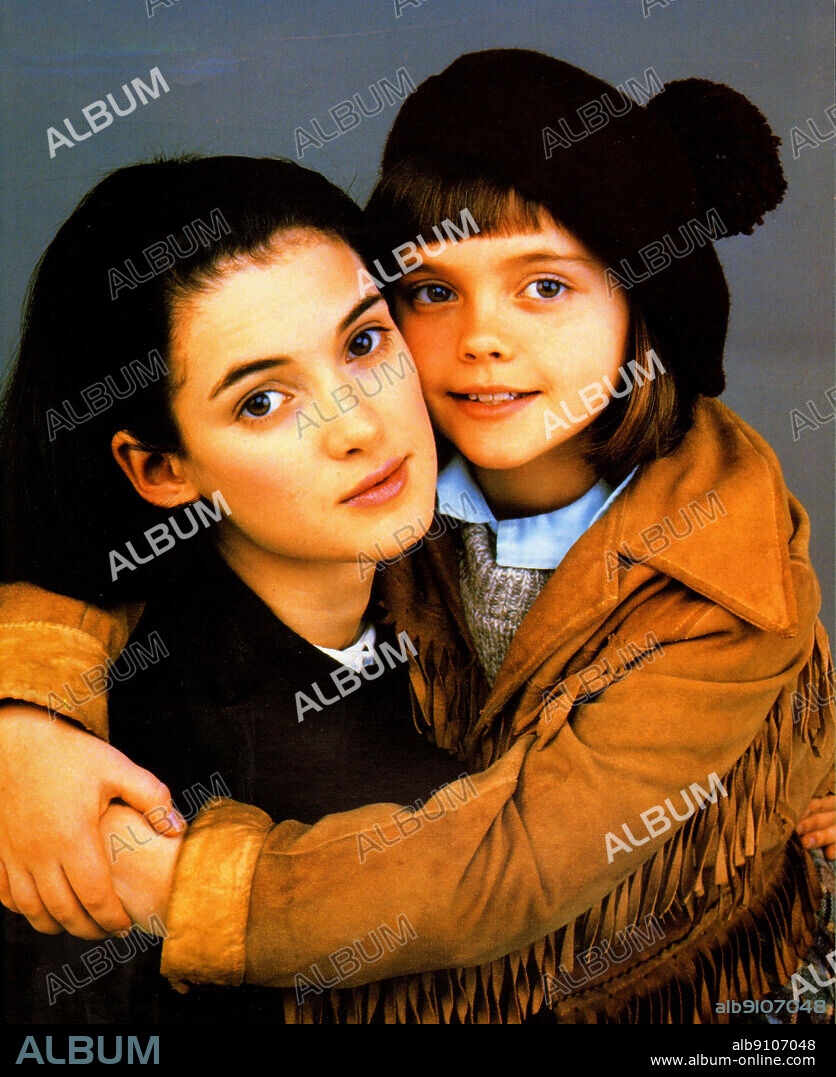 CHRISTINA RICCI and WINONA RYDER in MERMAIDS, 1990, directed by RICHARD BENJAMIN. Copyright ORION PICTURES.