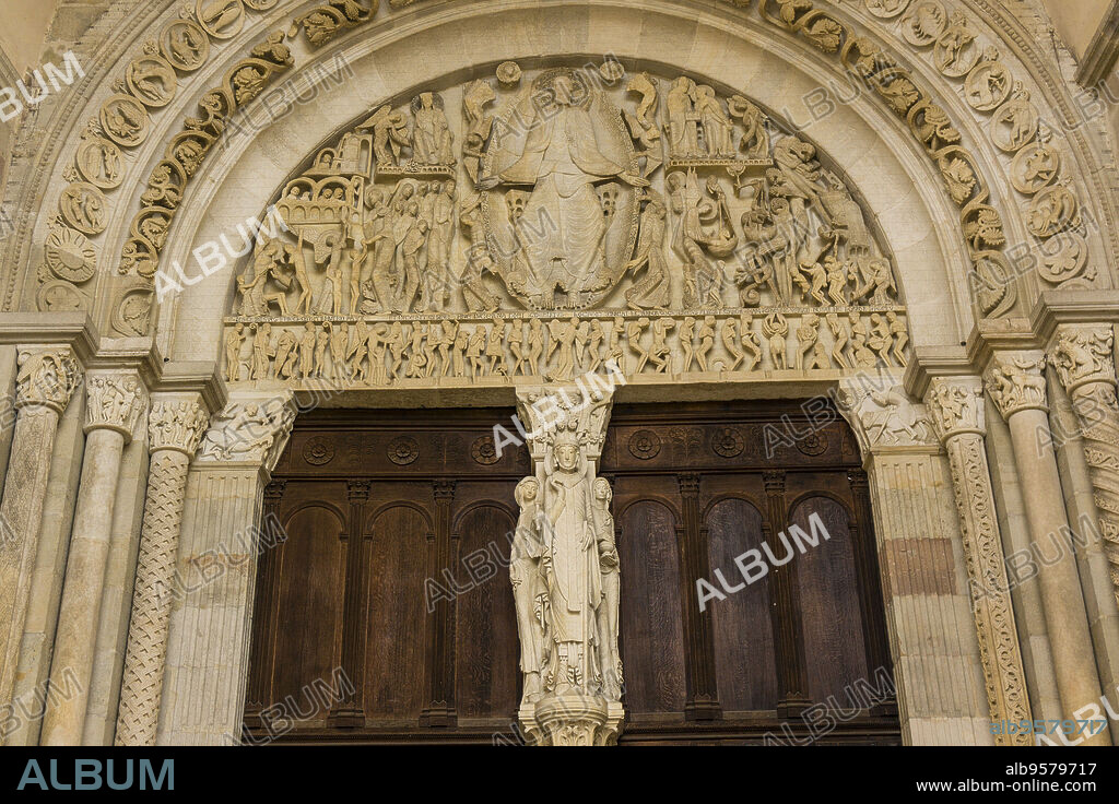 nártex, basílica de Santa María Magdalena de Vézelay, obra maestra de la arquitectura románica del siglo XII, monumento histoico, patrimonio de la humanidad por la Unesco, Vézelay, Borgoña, France.