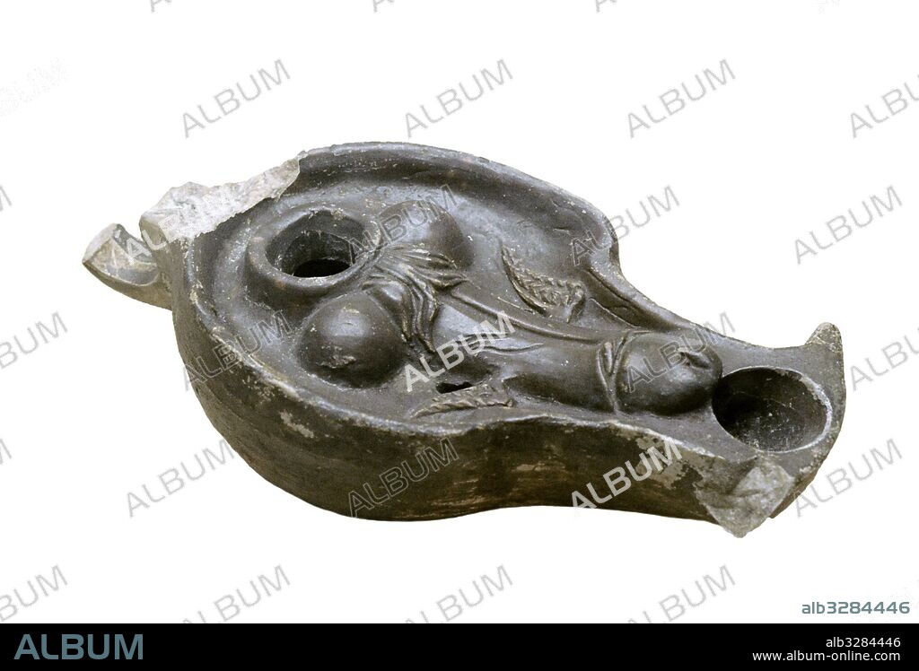 Lucerna romana de arcilla decorada con un falo alado. Color negro. Período Augusto (?). Gabinete Secreto. Museo Arqueológico Nacional. Nápoles. Italia.