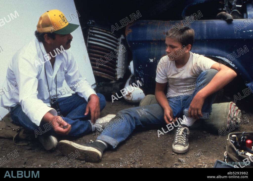 RIVER PHOENIX and ROB REINER in STAND BY ME, 1986, directed by ROB REINER. Copyright COLUMBIA PICTURES.