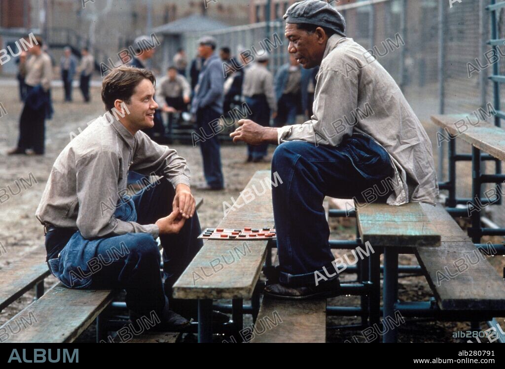 MORGAN FREEMAN y TIM ROBBINS en CADENA PERPETUA, 1994 (THE SHAWSHANK REDEMPTION), dirigida por FRANK DARABONT. Copyright CASTLE ROCK ENTERTAINMENT / WEINSTEIN, MICHAEL.