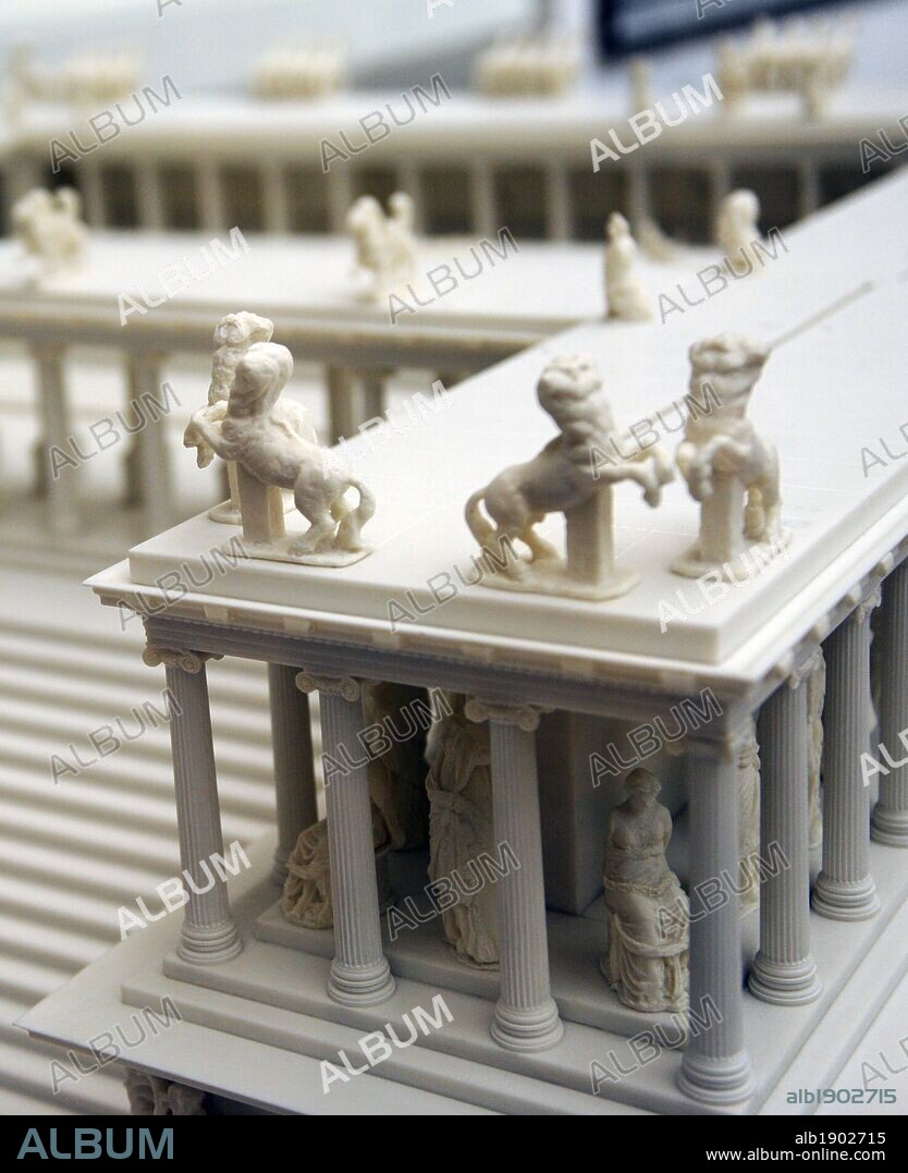 ARTE GRIEGO-HELENISTICO. ASIA MENOR. MAQUETA del "ALTAR DE ZEUS O ALTAR DE PERGAMO". Construído por orden de Eumenes II Sóter (197-159 a. C.), entre los años 164 y 156 a. C. S. II a. C. Detalle. Museo de Pérgamo (Islas de los Museos). Berlín. Alemania. Europa.