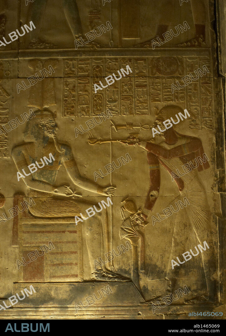 ARTE EGIPCIO. EGIPTO. TEMPLO DE SETI I en ABIDOS (ABYDOS). Mandado construir por el faraón de la Dinastía XIX del Imperio Nuevo, y terminado por su hijo Ramses II. Relieve con la representación de FARAON realizando una ofrenda de incienso ante un dios. Abidos. Egipto. Norte de Africa.