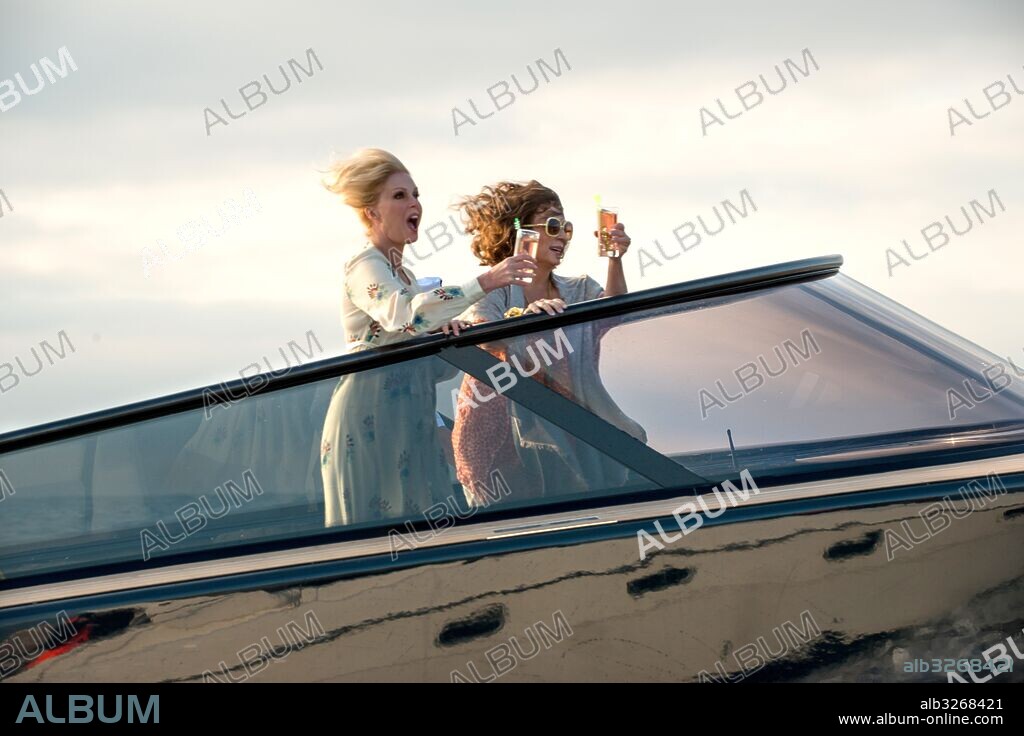 JENNIFER SAUNDERS and JOANNA LUMLEY in ABSOLUTELY FABULOUS: THE MOVIE, 2016, directed by MANDIE FLETCHER. Copyright FOX SEARCHLIGHT PICTURES.