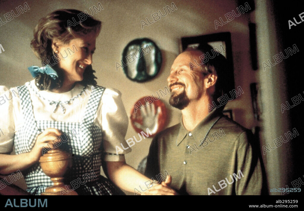 MERYL STREEP and WILLIAM HURT in ONE TRUE THING, 1998, directed by CARL FRANKLIN. Copyright UNIVERSAL PICTURES.