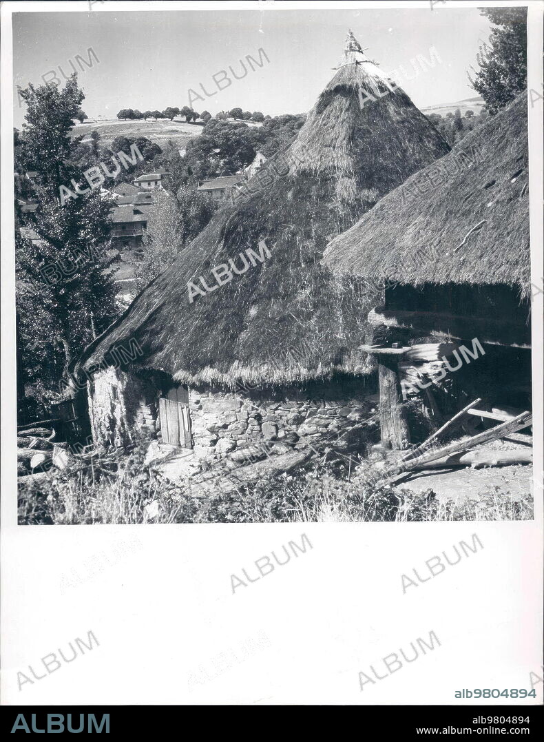 1950. Ancares de Leon-Paradesca-Horreo y vivienda palloza.