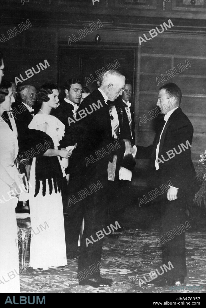 STOCKHOLM 1933-12-10.. Orig. bildtext... DIE NOBEL-FEIERLICHKEIT.. Professor Heisenberg erhält den Preis aus der Hand des Königs.. Orig. bildtext... NOBELFESTEN. Kung Gustaf V överlämnar priset till professor Werner Heisenberg.. Foto: AB Text & Bilder / SVT / Kod: 5600. Mapp: Nobelpris 1933 1820. W Heisenberg, nobelpriset i fysik 1932, mottog priset 1933 Nobelpristagare Fysikpristagare KS1IKIFYSYY.