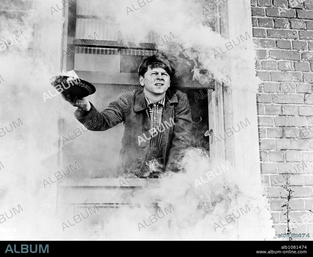 MICKEY ROONEY en EL JOVEN EDISON, 1940 (YOUNG TOM EDISON), dirigida por NORMAN TAUROG. Copyright M.G.M.