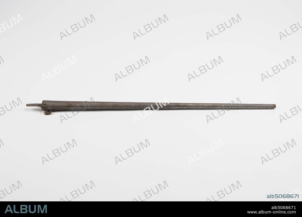 rifle, Anonymous, late 17th century, forged, Iron barrel of a late match musket, with a very thick breech. Tapered towards the trumpet and octagonal in cross section. With small iron grain on the drum. The breech has a heavy closing plate with a thick tail. On the top surface directly in front of this plate a hole for the base of a visor, which has now disappeared. Next to this visor on the right, running from the top to the pan, is the groove of an original fire screen. The pan sits on the right vertical plane, is quite thick and has a deep hollow. The hole at the back is still filled with the rest of the key for the pan lid. At the bottom surface are three more runners. There are no visible stamps, Catalog dimensions: caliber: 1.71 cm; museum size: 122.8 cm x 3.34 cm largest width, General: 123 x 7 x 4.9cm 1230 x 70 x 49mm.