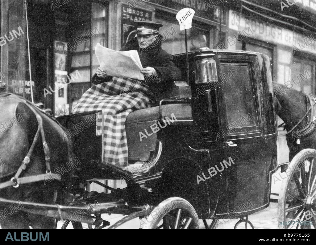 ALFONSO SÁNCHEZ PORTELA. Madrid, 1920 (CA.). Horse-drawn carriage driver reading the newspaper while waiting to be used Date:.