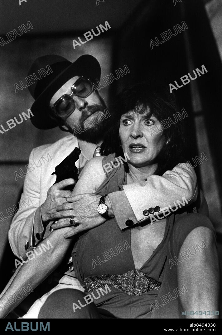 ARKIV 1982-12-03. Skådespelarna Jonas Uddenmyr och Kim Anderzon i agerar på scen i teaterpjäsen "Du har dödat min fysiklärare" på Pistolteatern i Stockholm 3:e december 1982.. Foto: Lennart Nygren / SvD / SCANPIX / Kod: 11014.