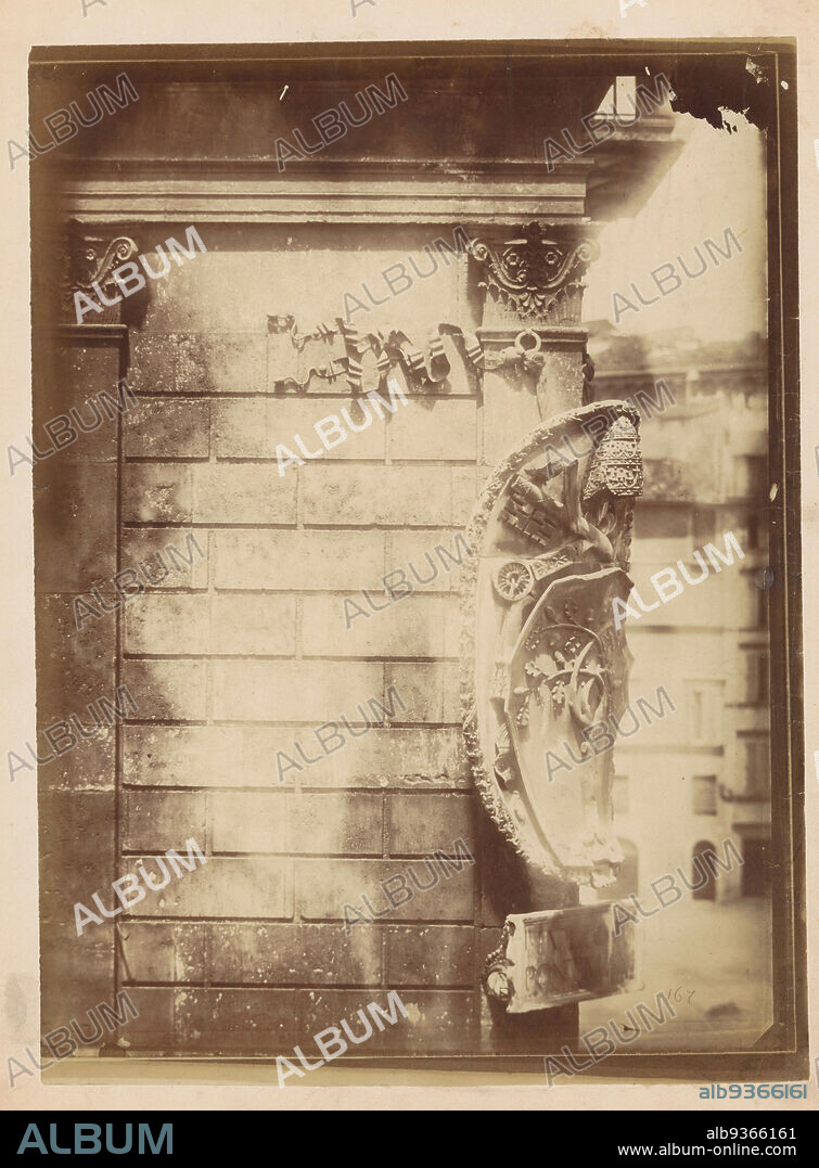 Papal coat of arms on the facade of the Palazzo della Cancelleria in Rome, Gustave Eugène Chauffourier (attributed to), Rome, c. 1875 - c. 1900, photographic support, albumen print, height 279 mm × width 206 mm.