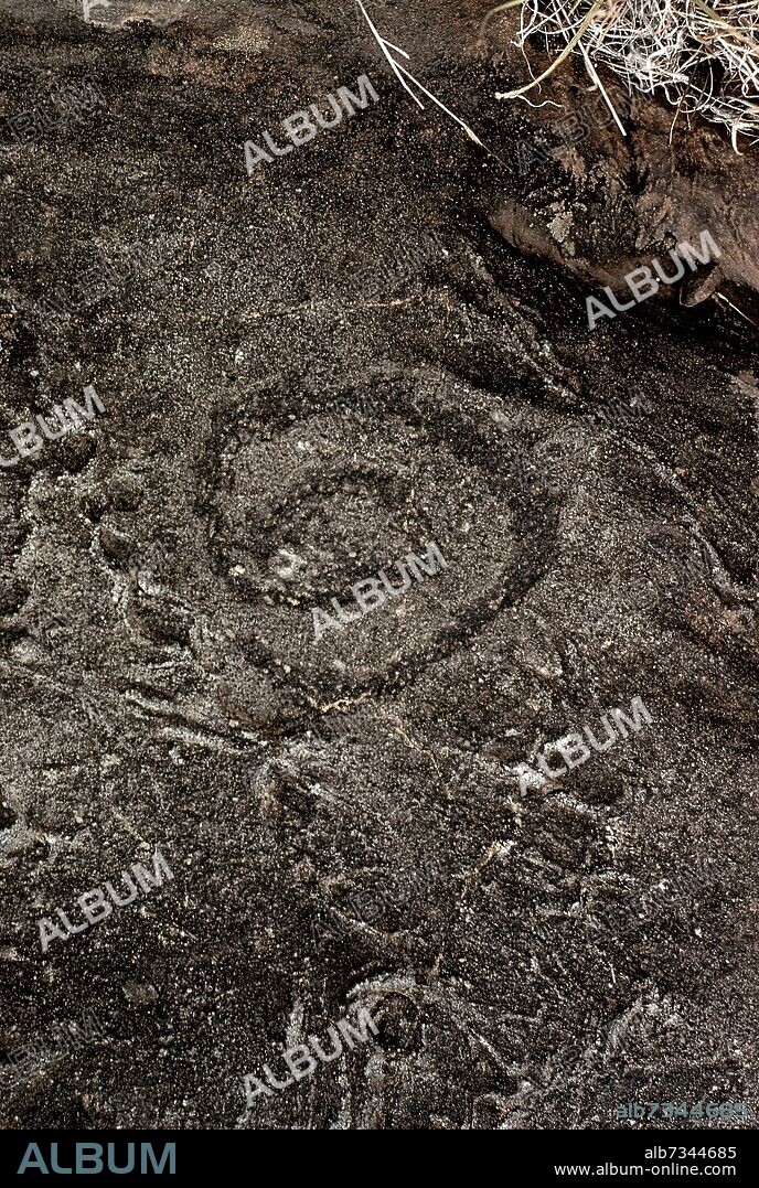 PETROGLIFO GUANCHE - INSCRIPCION DE ALFABETO LIBICO-BEREBER - S XV.