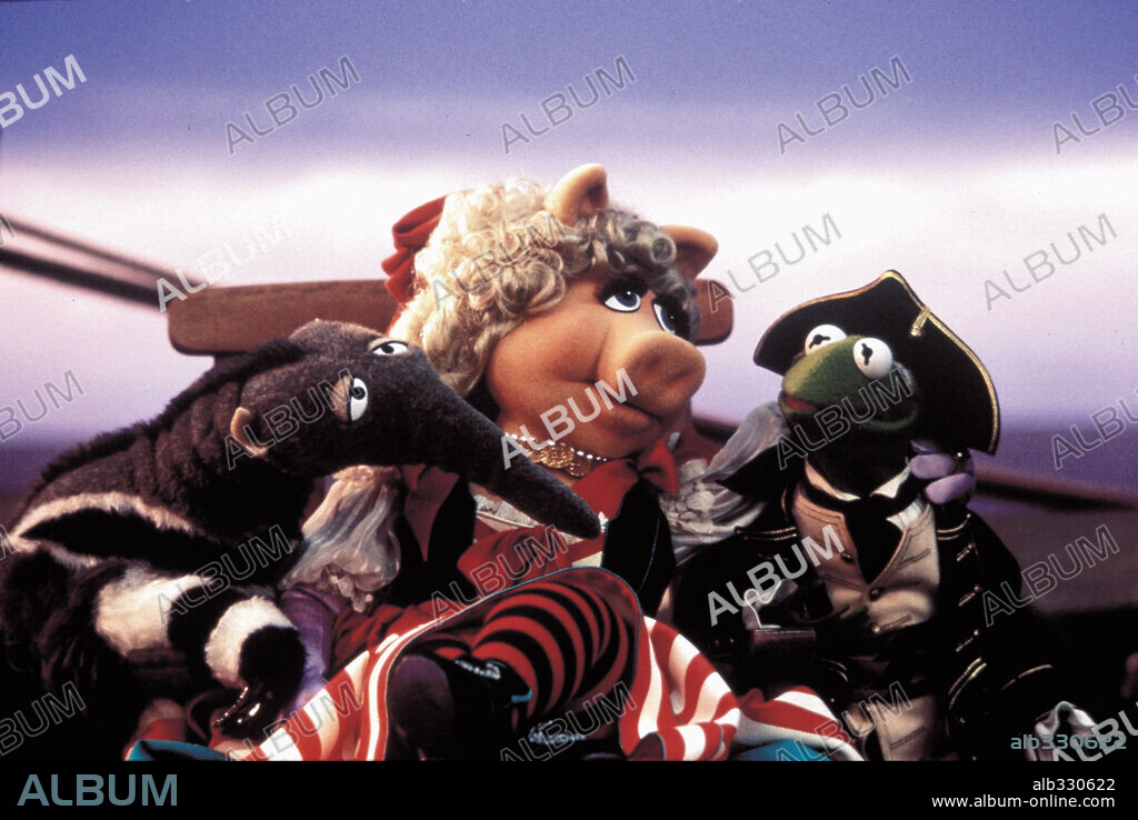 LOS TELEÑECOS y Peggy en LOS TELEÑECOS EN LA ISLA DEL TESORO, 1996 (MUPPET TREASURE ISLAND), dirigida por BRIAN HENSON. Copyright MORLEY, STEPHEN F.