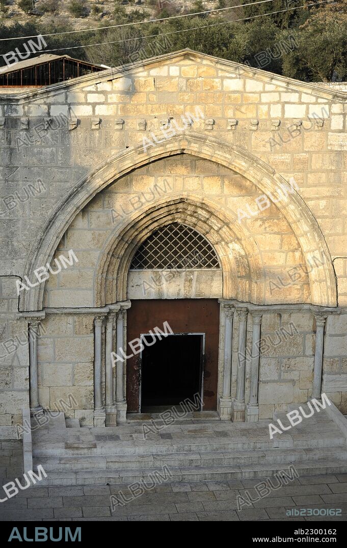 ISRAEL. JERUSALEN. Sepulcro de María, lugar donde yacieron los restos de María, antes de su asunción al Cielo. Vista de la entrada a la Iglesia de la Asunción. El actual edificio fue reconstruido por los cruzados en el siglo XII.
