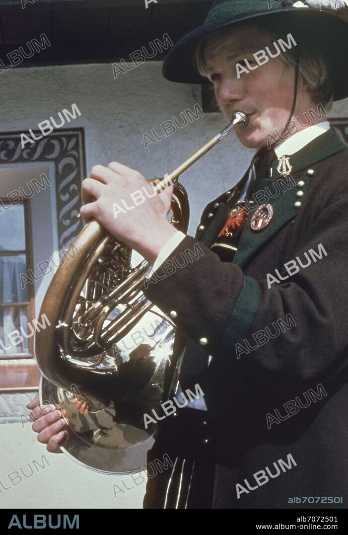 JOVEN DE BANDA TIROLESA TOCANDO LA TROMPA - FOTO AÑOS 60.