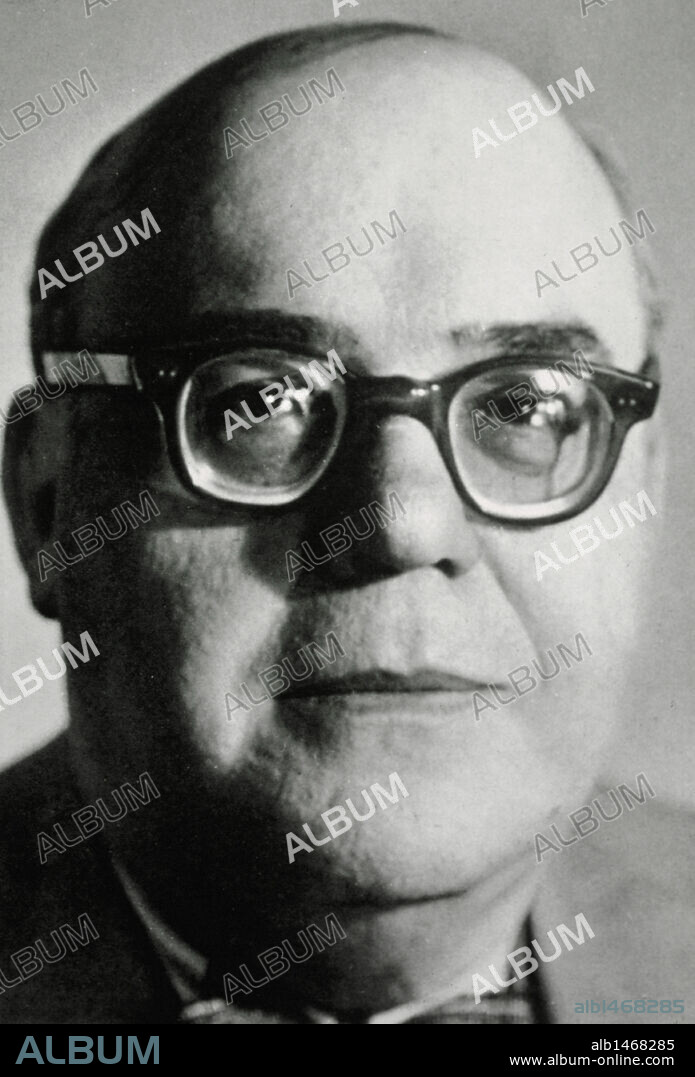 GARCIA CALDERON, Ventura (París,1887-París,1959). Escritor peruano. Su obra escrita en español y en francés le valió ser propuesto en el año 1933 como candidato al Premio Nobel de Literatura. Fotografía del año 1947. Biblioteca de Cataluña. Barcelona.