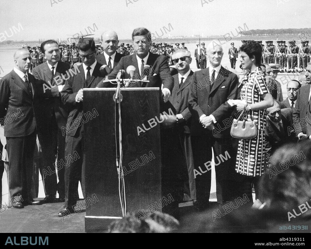 John Fitzgerald Kennedy. Giovanni Leone. Giulio Andreotti. Antonio Segni. Capodichino Airport. Naples.