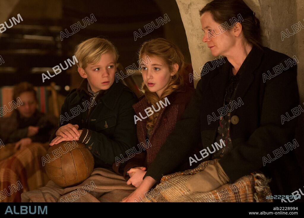 EMILY WATSON, NICO LIERSCH and SOPHIE NELISSE in THE BOOK THIEF, 2013, directed by BRIAN PERCIVAL. Copyright FOX 2000 PICTURES.