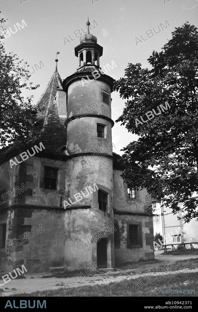 The Hegereiterhaus / Hegereiter house with its pointed polygonal spire in Rothenburg ob der Tauber, Germany 1930s.