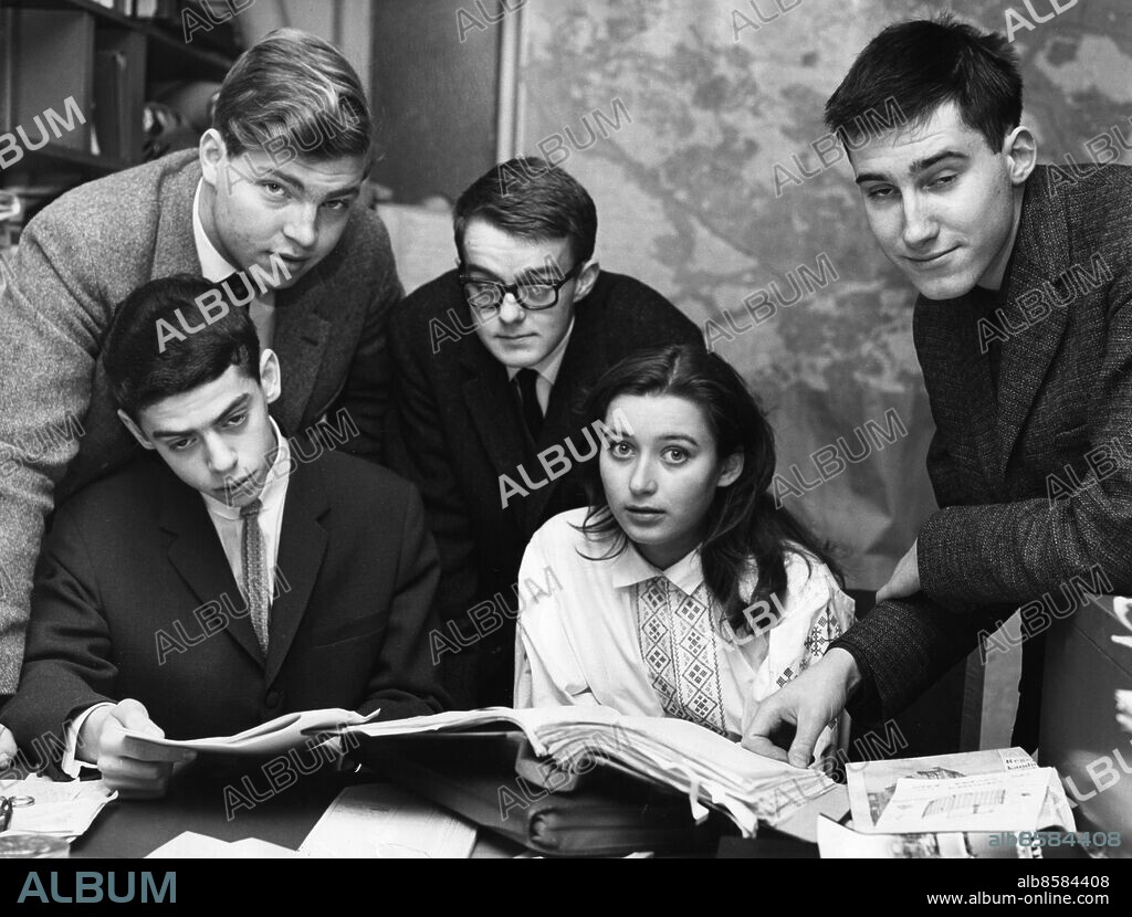 STOCKHOLM 19631204. Bildtext i DN: Krav på väsentligt utvidgad sexualundervisning på gymnasiet kommer att ställas av den beslutande församlingen inför SEO - Stockholmsskolornas elevorganistation vid sammanträde fredag kväll. Motionen av Britt-Marie Högsberg, Lidingö läroverk blir i stort sett bifallen tror de här aktiva SEO-debattörerna, fr v Ernst Hollander, Östra real (sittande), Björn von Sydow-Sköldenberg, Östra real, Hans Bratt, Bromma läroverk, Solveig Samzelius, Franska skolan samt Olle Wästberg, Östra real.. Foto: Jonny Graan / XP / SCANPIX / Kod: 16 . ** AFTONBLADET OUT **.