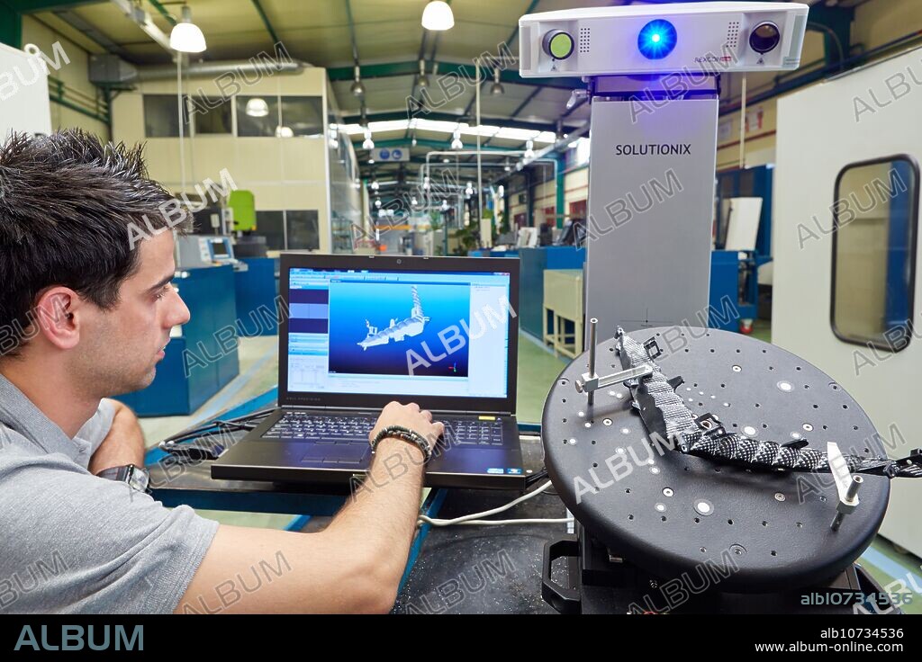 Rexcan CS +. White Light System. Technician inspecting production piece in 3D measurement system without contact. Innovative Metrology applied. Sariki Metrology. Elgoibar. Gipuzkoa. Basque Country. Spain.