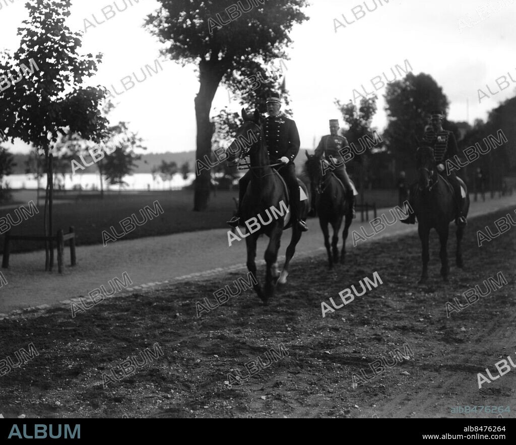 ARKIV 1900 . Kung Oscar II till häst på Kungliga Djurgården tillsammans med adjutanter.. Swedish king Oscar II rides a horse at Djurgården i Stockholm.. Foto: TT / Kod 1900.