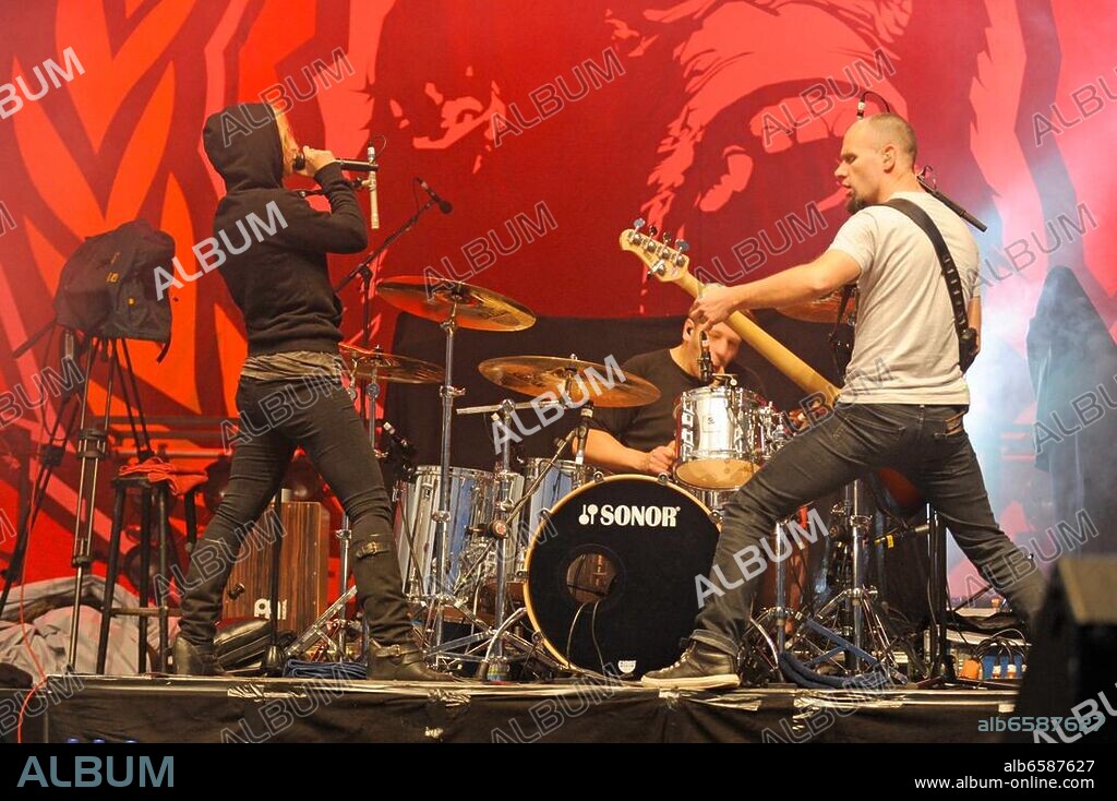 Guano Apes mit Saengerin Sandra Nasic beim Reload Festival 2012 in Sulingen vom 15.06. bis 17.06.2012. ||KEINE PERSOENLICHKEITSRECHTE VORHANDEN, NUR FUER REDAKTIONELLE VERWENDUNG, KEINE WERBUNG. KEINE.