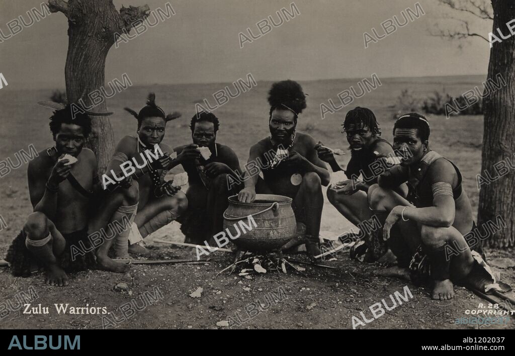 Miembros Guerreros de la étnia Zulú, de Sud-África. Fotografía en blanco y negro.