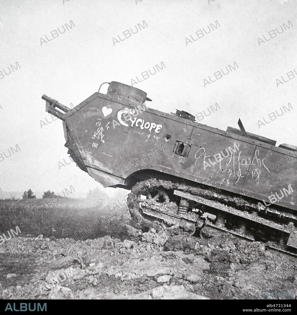 Char français Saint-Chamond, 22 tonnes, 8 hommes d'equipage, 1 canon de 75 et 4 mitrailleuses, 12 km/h sur route. 1916. Vue stereoscopique de la guerre 14-18. Credit : Jean Vigne/KHARBINE-TAPABOR.