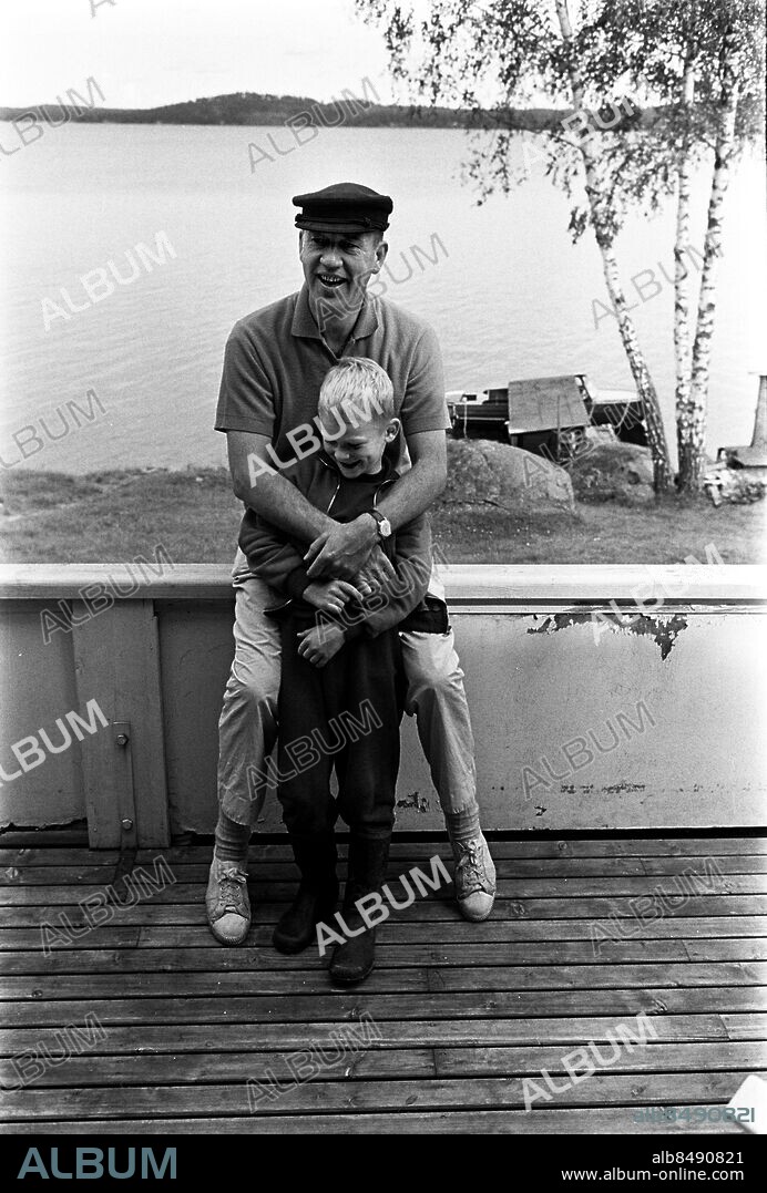 TRANÅS 1962-08-31. Lennart Hyland, tidningsman, radio- och TV-journalist, med yngste sonen Fredrik på sommarstället utanför Tranås. Foto: Jarl Ekenryd / RiR / SVT / Kod: 5600 Bild och reportage publ. i RiR 39/62 sid. 16-17, 68 inför TV-programmet Hylands hörna. RiR 16480 sv/v neg persons: FREDRIK HYLAND;LENNART HYLAND sites: SMÅLAND;SVERIGE.