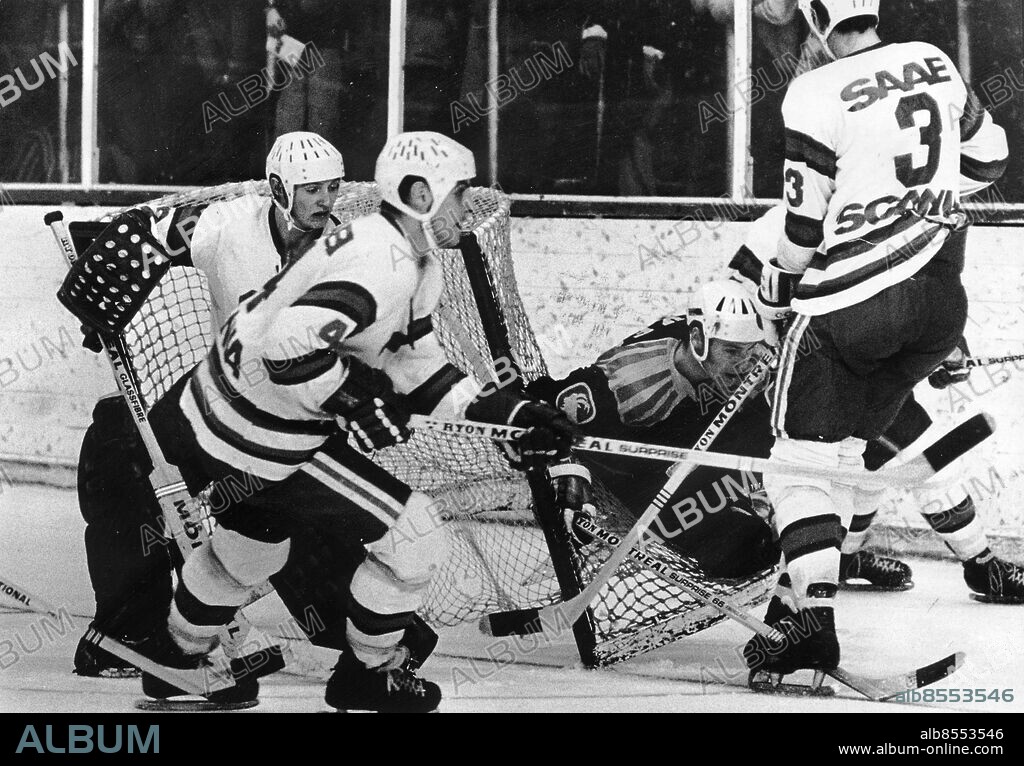 ARKIV -19710131- -Södertälje-Brynäs : Tord Lundström har åkt omkull Södertäljes målbur i en flygande attack. Michael Collin, Janne Schullström och Arne Carlsson omringar honom. Foto: Lasse Olsson Kod: 45. COPYRIGHT SCANPIX SWEDEN.