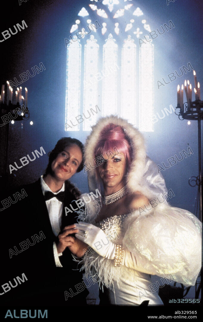 HUGO WEAVING in ADVENTURES OF PRISCILLA, QUEEN OF THE DESERT, THE, 1994, directed by STEPHAN ELLIOTT. Copyright POLYGRAM.