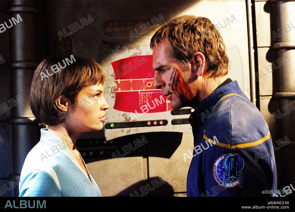 JOLENE BLALOCK und SCOTT BAKULA in STAR TREK: ENTERPRISE-TV, 2001. Copyright PARAMOUNT TV / SORENSON, JAMES.