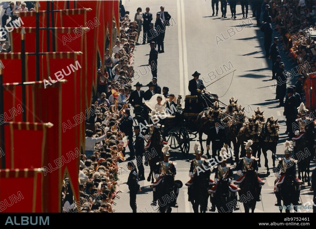 Sevilla, 18/03/1995. Boda de la Infanta Elena y Jaime de Marichalar en la Catedral de Sevilla. Los novios camino de la iglesia de El Salvador.